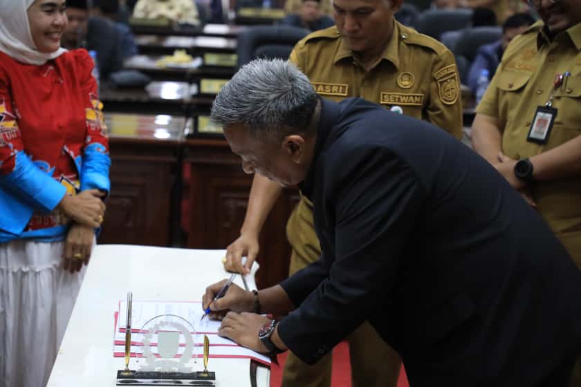 DPRD dan Pemkab Rokan Hulu Sahkan RAPBD Perubahan 2025 Rp2 Triliun