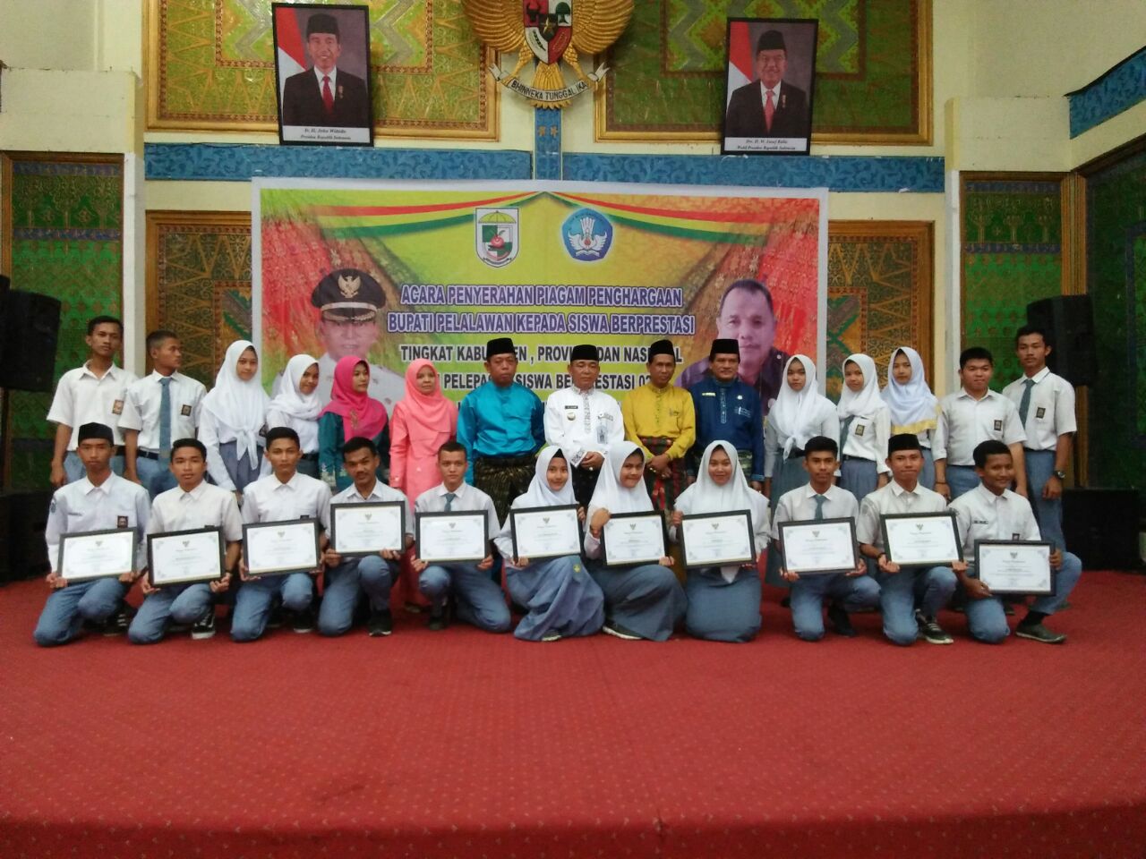 Bupati Serahkan Piagam Penghargaan Bagi Siswa Berprestasi. 