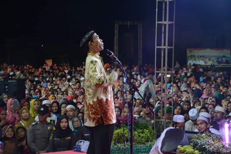 Dibawah Guyuran Hujan, Jamaah Tetap Antusias Ikuti Tausiyah UAS