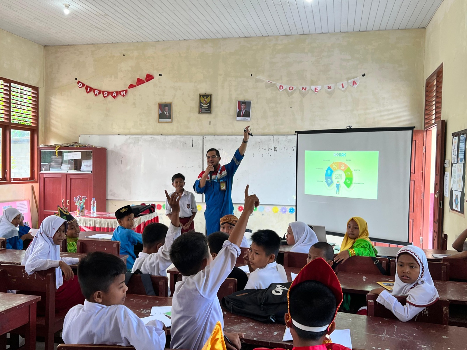 Kemeriahan HUT PHR ke 6 tahun turut dirasakan oleh siswa SDN 006 Seko Lubuk Tigo Field Lirik