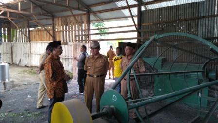Bupati Inhil Tinjau Peralatan Peralatan Kelapa Terpadu di Dua Kecamatan