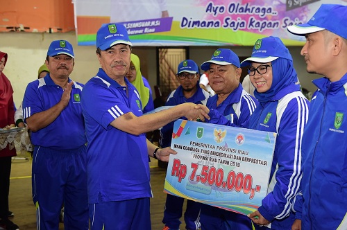 Pemprov Riau Serahkan Penghargaan Pada Atlet dan Pelatih Berprestasi Haornas XXXVI 2019
