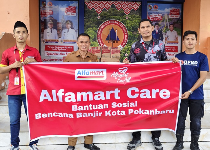 Alfamart Salurkan Bantuan Banjir Kota Pekanbaru