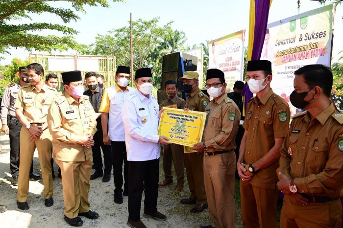 Gubernur Riau Serahkan Mobil Prakter ke SMK 1 Minas