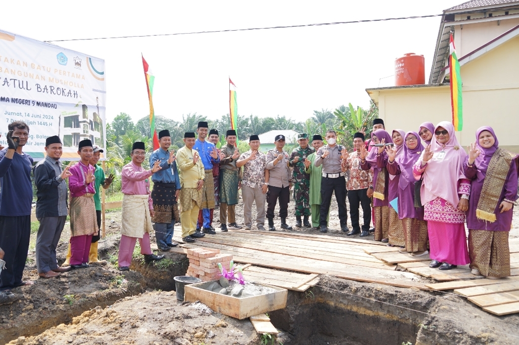 SMAN 9 Lakukan Peletakan Batu Pertama Pembangunan Mushalla Tis'Atul Barokah