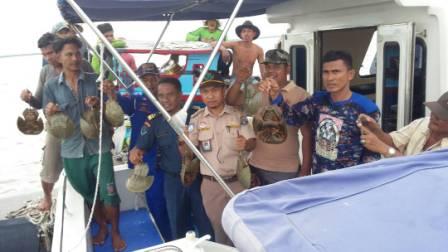  Terjaring Nelayan, Satpolair dan PSDKP Lepasliarkan Puluhan Belangkas