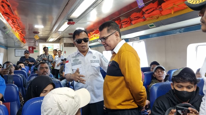 Plt Bupati Asmar Tiba-Tiba Sidak Penumpang Kapal ke Malaysia