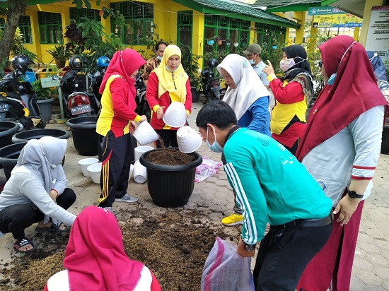 Jaga Kebersihan Sekolah, SMPN 02 Bengkulu Gotong Royong