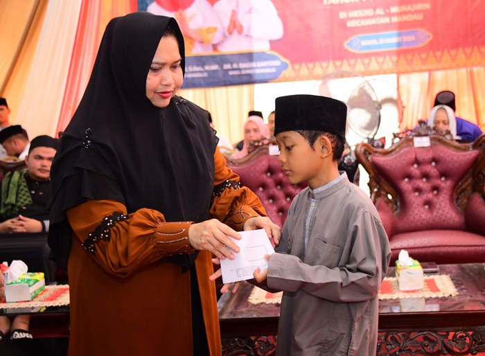 Safari Ramadhan Mandau, Bupati Kasmarni Berbagi Kebahagian Bersama Anak Yatim dan Kaum Dhuafa