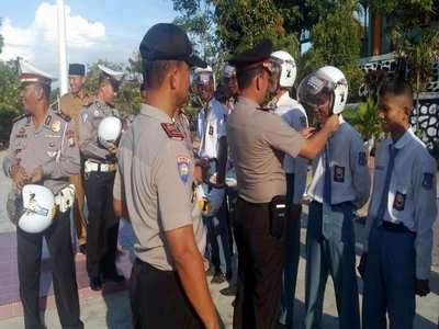Polres Karimun Bagi-Bagi Helm Kepada Siswa Berprestasi