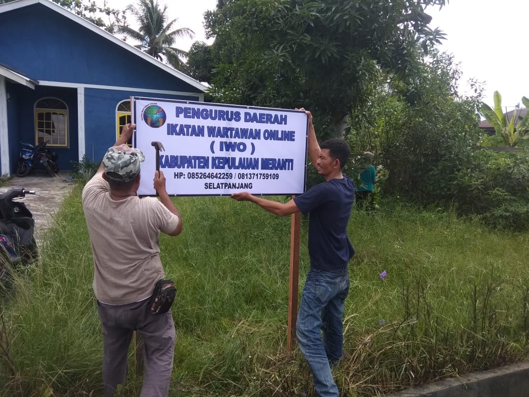 Pengurus IWO kabupaten kepulauan Meranti pasang plang secara bersama