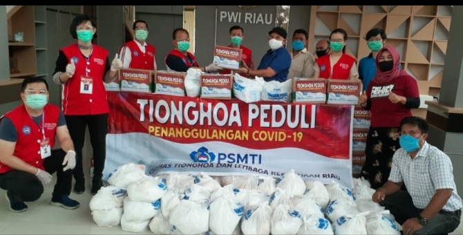 Tionghoa Peduli Penanggulangan Covid-19 Riau Serahkan Paket Sembako dan APD ke PWI Peduli