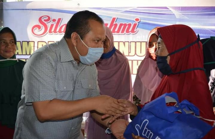 Wakili Jon Erizal, Irwan Salurkan Beras dan Masker untuk Warga