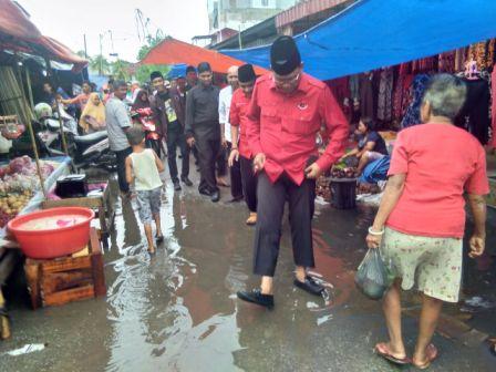 Blusukan ke Pasar Raya Sungai Apit Siak, Suyatno Singsing Celana