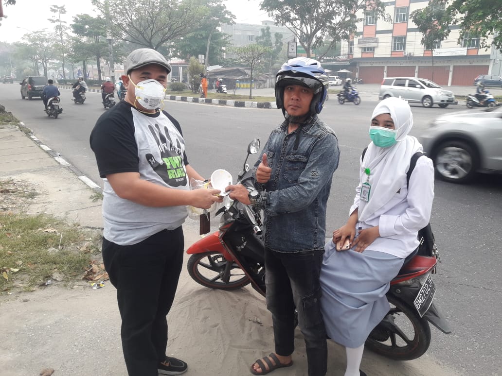 PWI Peduli, Bagikan 2.000 Masker ke Pengendara Bermotor
