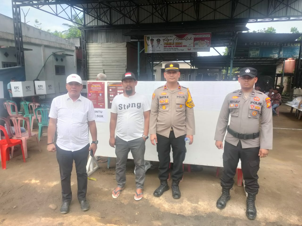 Pantau Berjalannya Pencoblosan, Kapolsek Simpang Kanan Adakan Patroli Dan Monitoring Bersama Upika