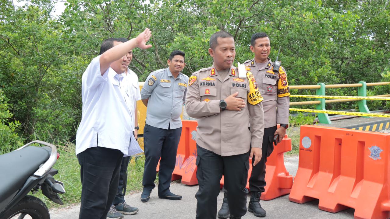 Jembatan Sungai Perumbi Runtuh, Kapolres  Meranti Langsung Turun Tinjau Lokasi