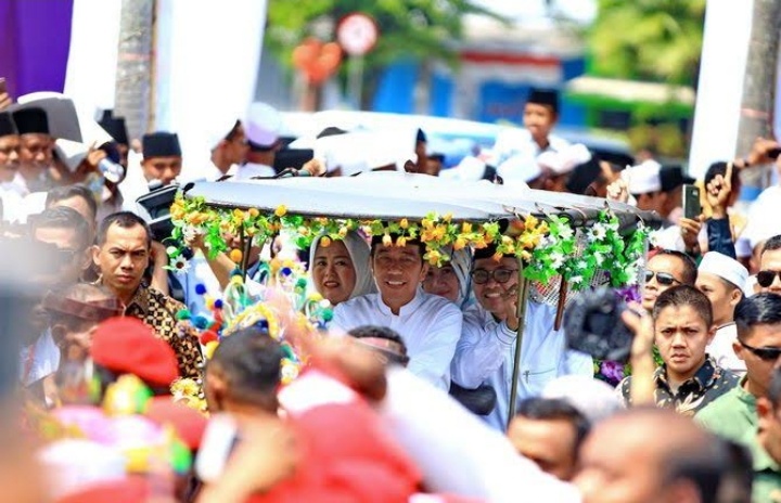 Jokowi Naik Andong Dielu-elukan di Madura