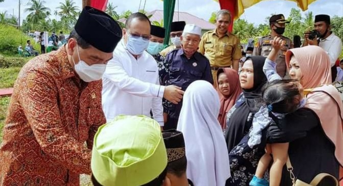 Bupati Irwan Bersama Ahmad  Lakukan Peletaka Batu Pertama Pembangunan Rumah Tahfiz  dan Panti Asuhan