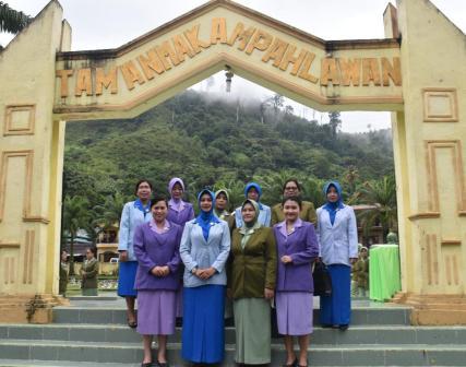 HUT ke 54, Dharma Pertiwi Ziarah ke Makam Pahlawan Sibolga