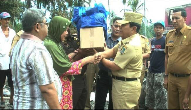 Plt Bupati Serahkan Bantuan Kepada Korban Kebakaran di Pasir Pengaraian