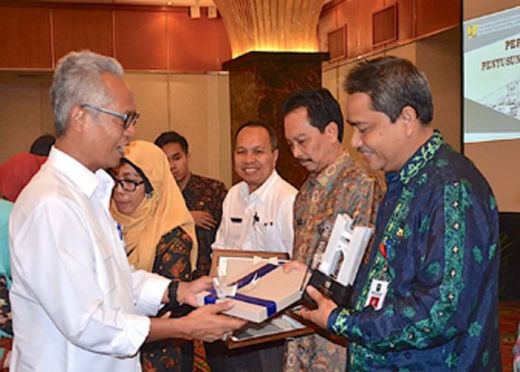 Punya Perda Bangunan Gedung di Seluruh Kabupaten/Kota, Pemprov Riau Dapat Penghargaan dari Kementeri