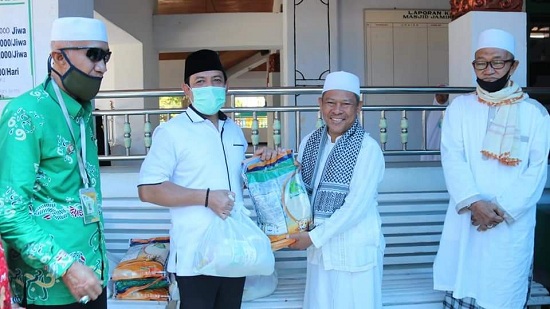  Doakan Masyarakat Dijauhkan dari Covid-19, Pengurus Masjid Jamik dapat Sembako