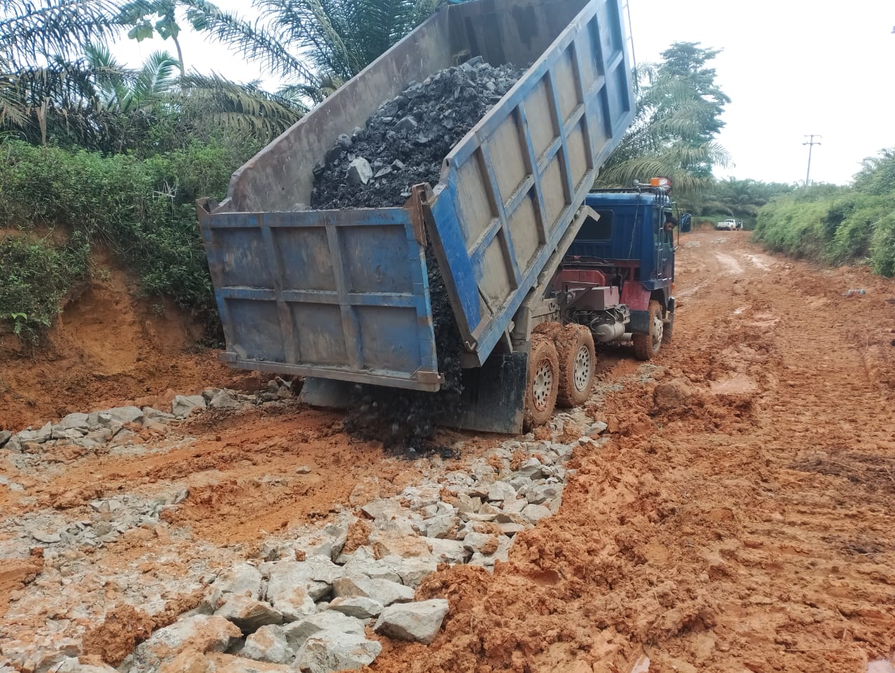 PTPN IV PalmCo Regional 3 Bantu Perbaiki Jalan Utama Penghubung Tiga Desa di Rohil