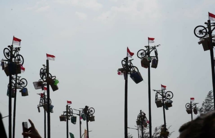Kemeriahan Lomba Panjat 50 Pohon Pinang Pantai Berkas Bengkulu