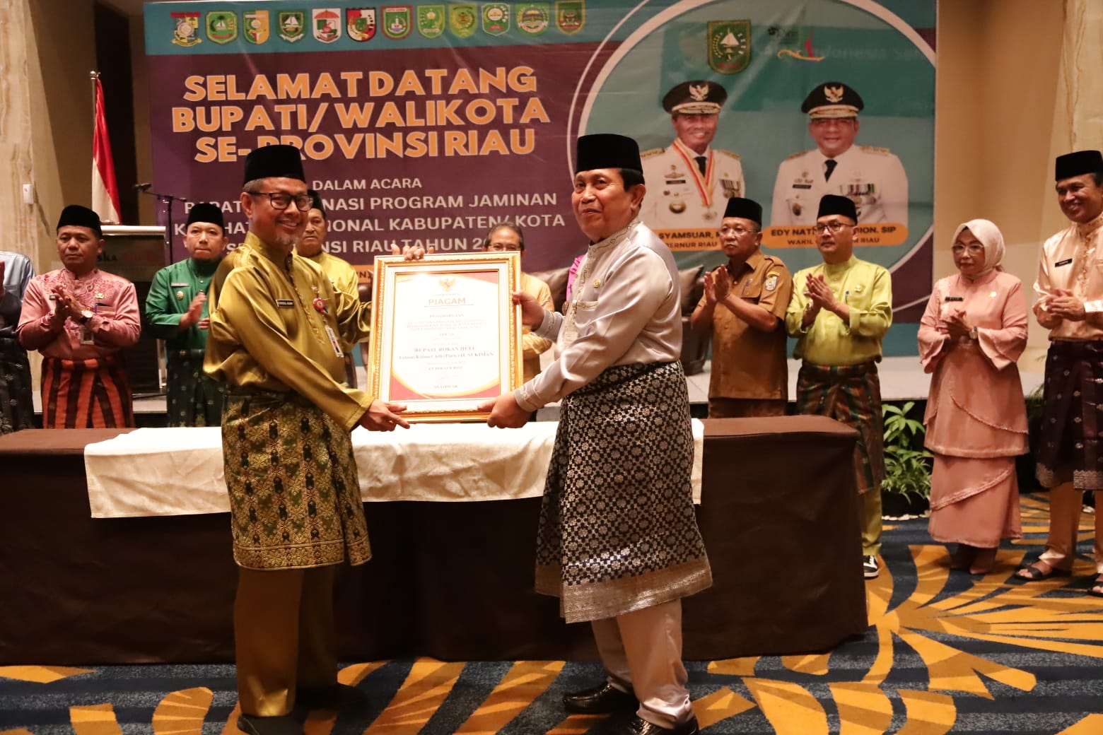 Komit Turunkan Stunting, Bupati Sukiman Terima Penghargaan