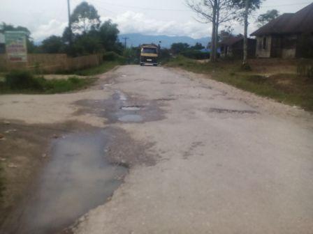 Jalan Lintas Sidikalang-Pakpak Barat Rusak Parah