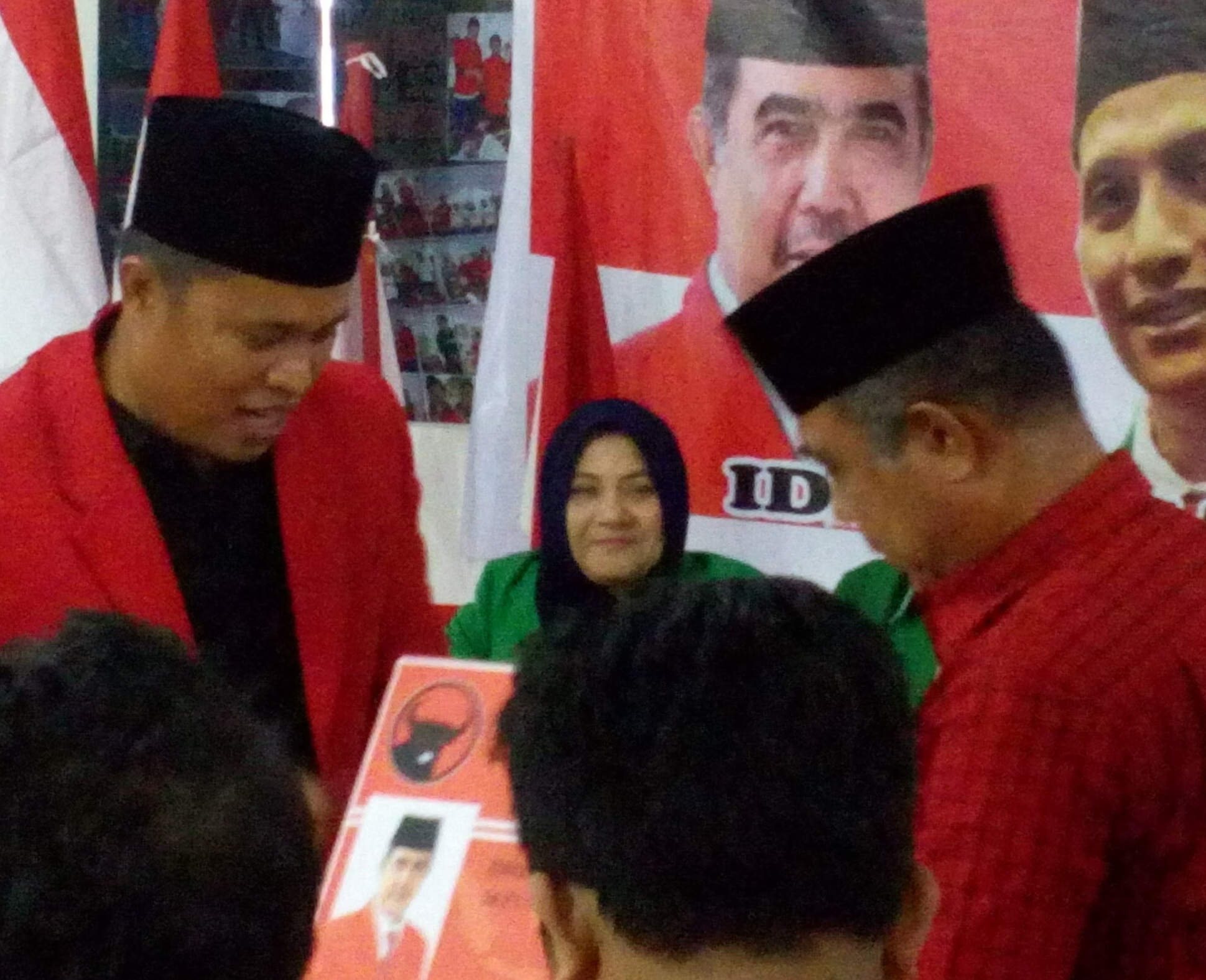 Ditetapkan PDI-P Menjadi Calon Walikota Pekanbaru, Kordias Serahkan KTA  Destrayani 