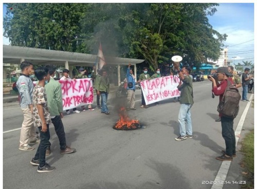 Beasiswa Tak Kunjung Cair, Mahasiswa Lakukan Aksi di Depan Kantor BPKAD Meranti 