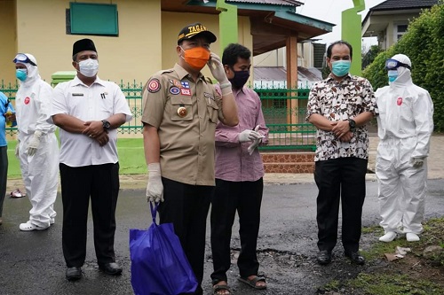 Sambangi Warga Positif COVID-19, Gubernur Minta Jangan Kucilkan Pasien