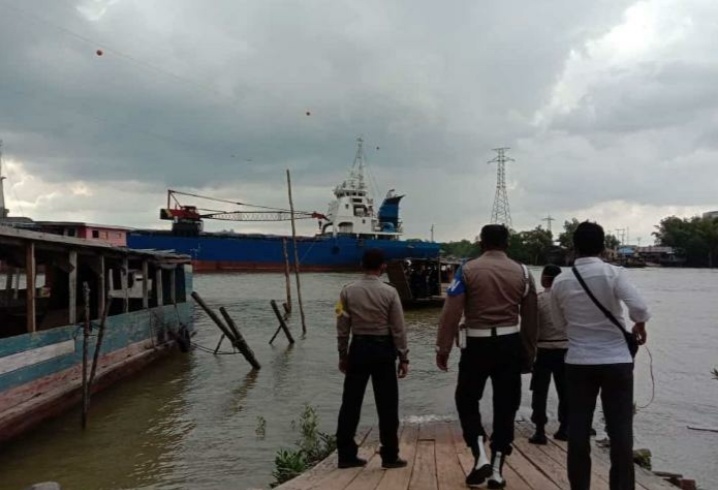 Kapal Tanker Tabrak Kabel Tower Sutet PLN Sampai Putus, Listrik Pulau Merbau Padam Total