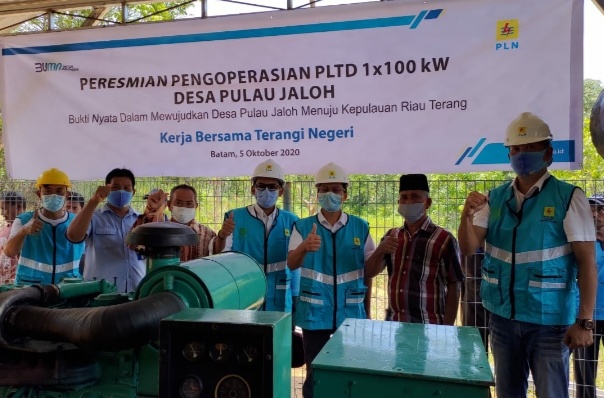 Kado Manis PLN Untuk Masyarakat Selat Nenek dan pulau Jaloh di Hari Listrik ke-75