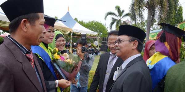 Dihadiri Plt Sekda Arianto, 455 Mahasiswa Politeknik Negeri Bengkalis Diwisuda