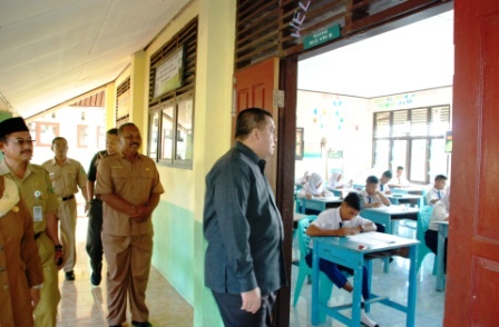 Pastikan UN Berjalan Lancar, Bupati Yopi Tinjau UN SMP Hari Kedua