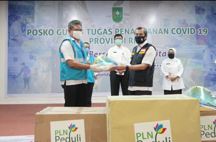 PLN Riau Serahkan Bantuan APD Lengkap kepada Gugus Tugas Penanganan Covid-19  Riau