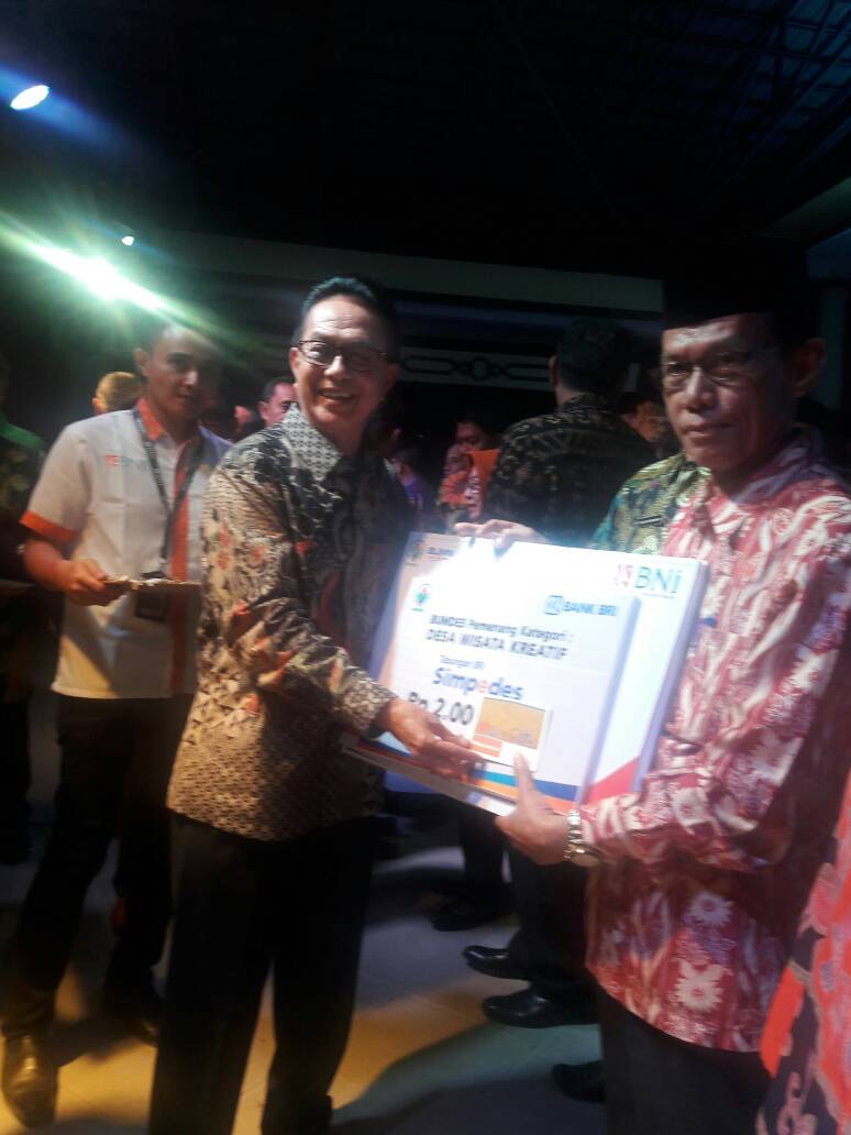 Diwakili Kecamatan Teluk Meranti, Wabup Pelalawan Terima PenghargaanÂ  Desa Wisata Awards 2017.