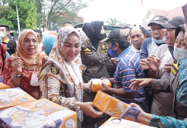 Masyarakat Serbu Takjil Tim Penggerak PKK Rohil