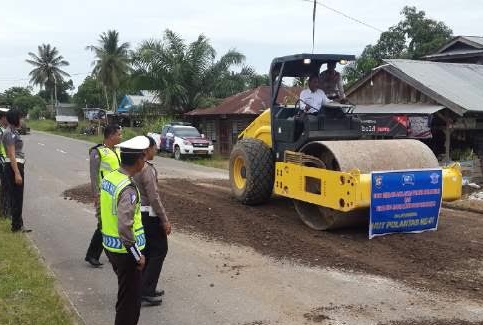 Ini Baru Namanya Aparat,  melakukan Perbaikan Jalan