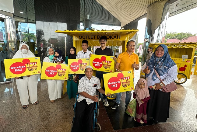 Indosat Sumatera Salurkan Outlet Barokah IM3 Bagi Masyarakat Kurang Mampu