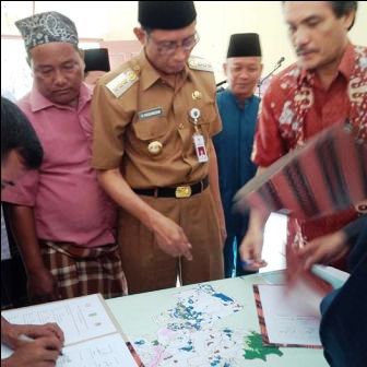 Bersempena HUT Kecamatan Batang Cenaku ke 16, Penjabat Bupati Teken Peta Wilayah Talang Mamak