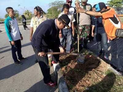  Hijaukan Pelabuhan Roro, Bupati Karimun dan Warga Tanam Pohon