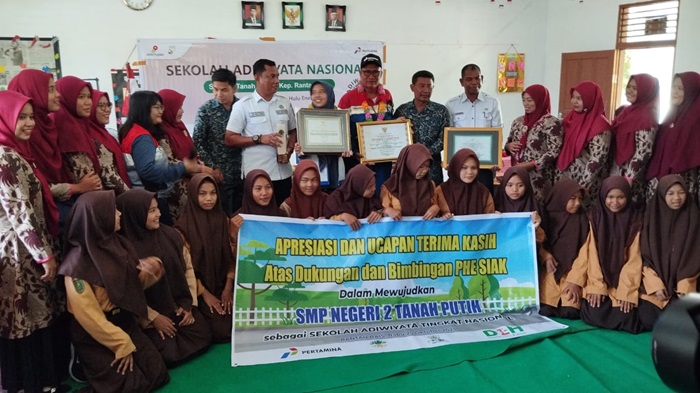 Berkat Binaan PHE Siak, SMPN 2 Tanah Putih Raih Predikat Sekolah Adiwiyata Nasional