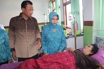 Sempena Hut Kabupaten Rohil Ke 17, Bupati Bagikan Bingkisan Kepada Pasien RSUD Dr RM Pratomo