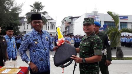 Peringati Hari Otda ke-20, Pemkab Rohil Serahkan Motor Dan Mesin Portable ke Makodim