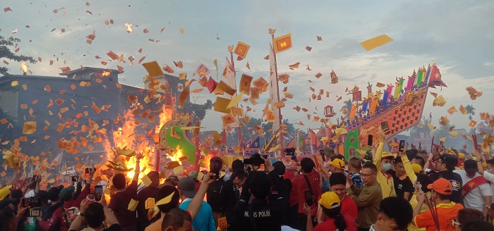 Festival Bakar Tongkang, Puluhan Ribu Wisatawan Domestik dan Mancanegara Kunjungi Rohil