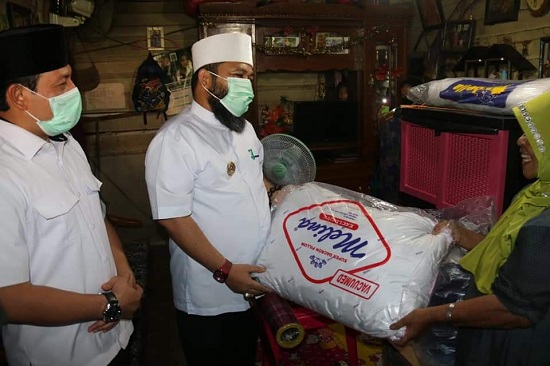 Diberi Perabotan Baru, Lansia di Bengkulu Tangis Terharu Depan Walikota